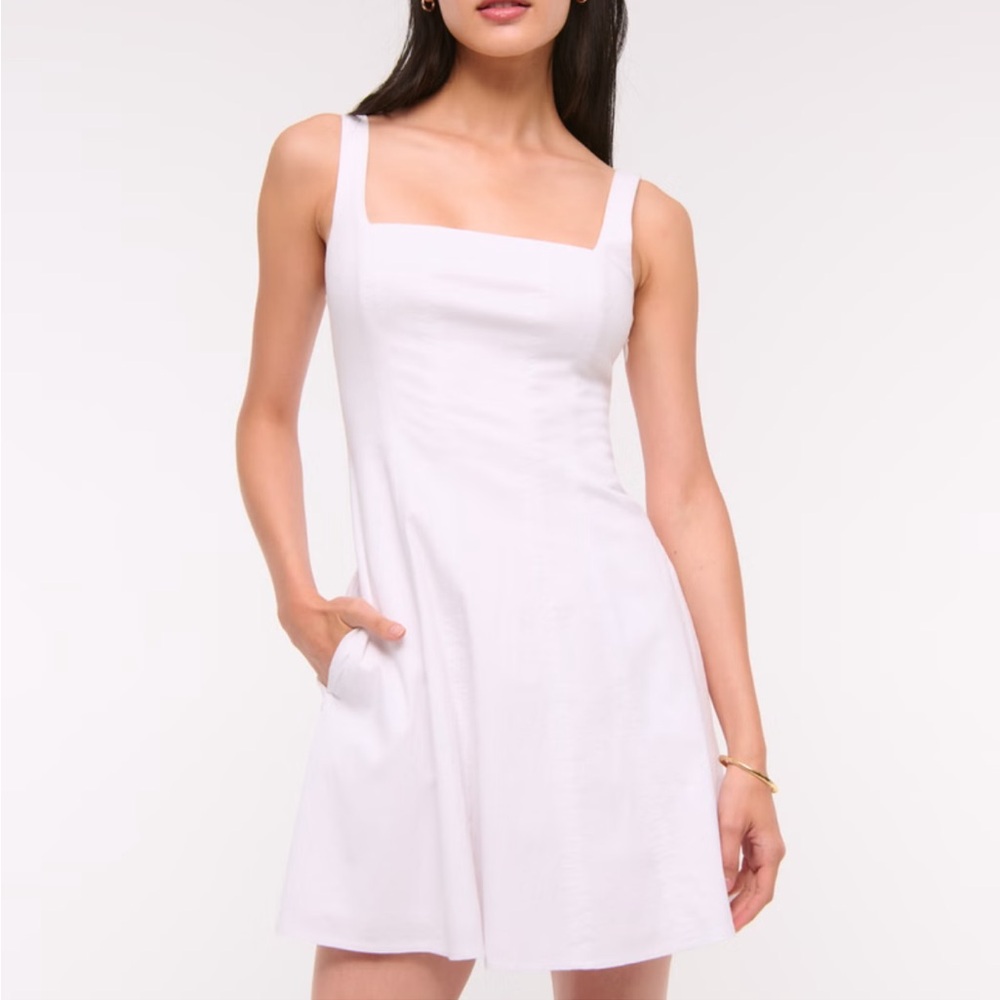 Elegant White Sleeveless Dress